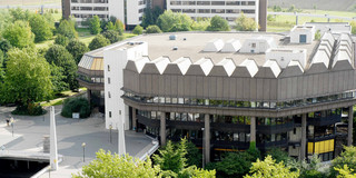 Bibliothek von oben Auf diesem Bild ist das Bibliotheksgebäude von oben zu sehen