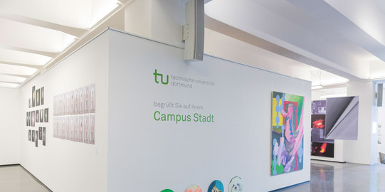 Campus Stadt Ein weißes Schild zur Begrüßung der Besuchenden der Campus Stadt.