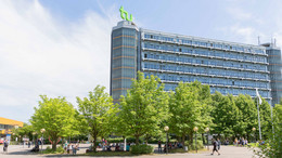 Mathetower mit Bäumen im Sommer