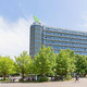 Mathetower mit Bäumen im Sommer
