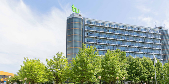 Mathetower mit Bäumen im Sommer