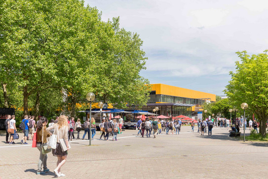 Campusleben mit Studierenden und Mensa Campusleben mit Studierenden und Mensa im Hintergrund