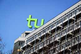 Das Mathematikgebäude mit TU-Logo vor blauem Himmel