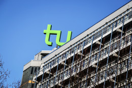 Das Mathematikgebäude mit TU-Logo vor blauem Himmel