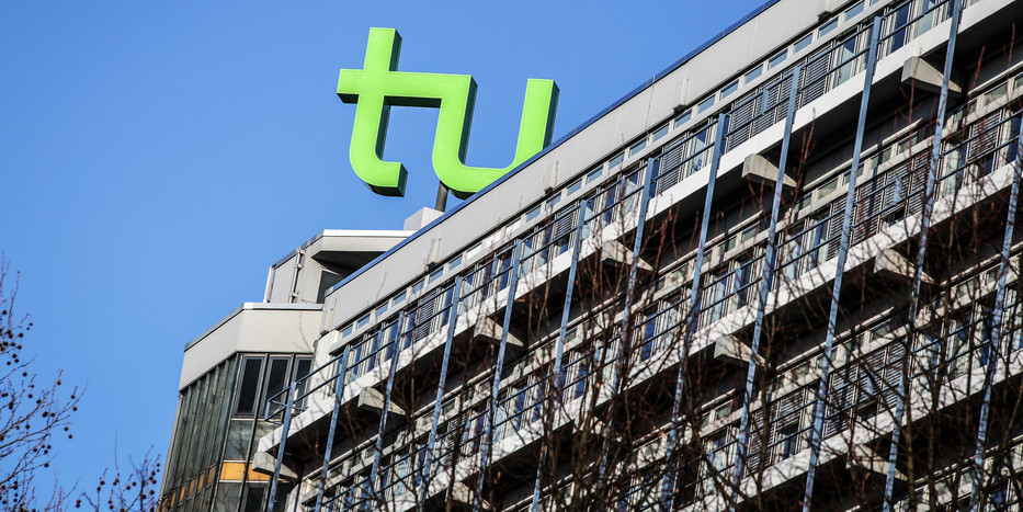 Das Mathematikgebäude mit TU-Logo vor blauem Himmel