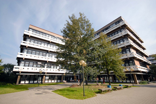 Gebäude Emil-Figge-Straße 50 im Sommer