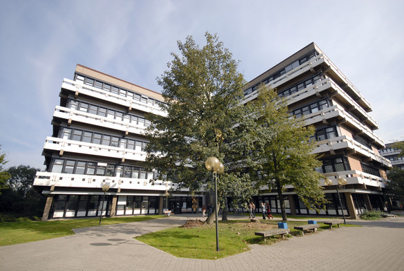 Gebäude Emil-Figge-Straße 50 im Sommer