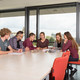 Lerngruppe Studierende sitzen mit Lernunterlagen am Tisch.