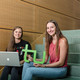 Studentinnen mit Laptop und TU-Logo Zwei Studentinnen sitzen mit Laptop und TU-Logo auf einer Treppe.