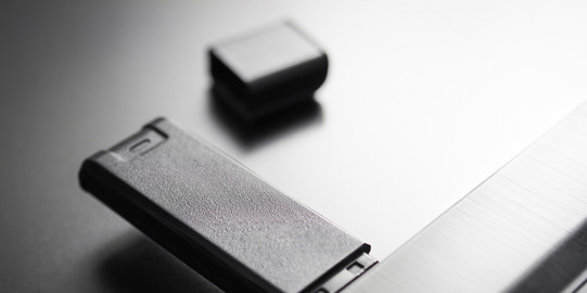 Ein USB-Stick steckt in einem Laptop.