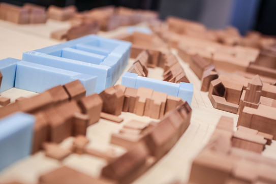 Ein kleines Modell einer Stadt aus Holz ist zu sehen.