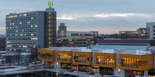 Mathetower und Mensa beleuchtet im Winter im Querformat