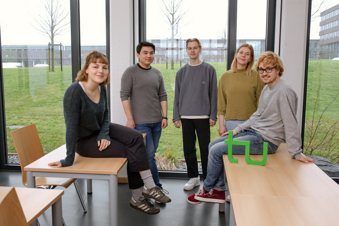 Ein Gruppenfoto von Studierenden im Seminarraum mit dem TU Dortmund Logo.