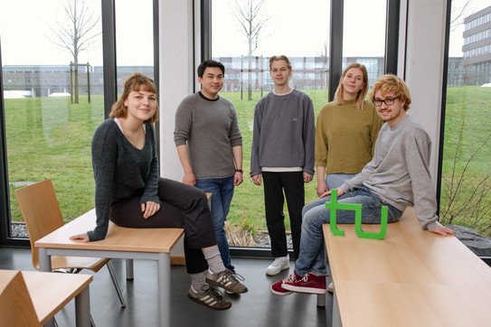 Gruppenfoto von Studierenden Ein Gruppenfoto von Studierenden im Seminarraum mit dem TU Dortmund Logo.
