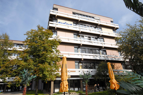 Building Emil-Figge-Straße 50 A building with plenty floors surrounded by trees.