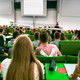 Hörsaal mit Studierenden Studierende sitzen in einer Vorlesung im Hörsaal.
