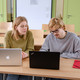 Studierende Laptops Zwei Studierende im Seminarraum sitzen vor ihren Laptops. Daneben das TU Logo.