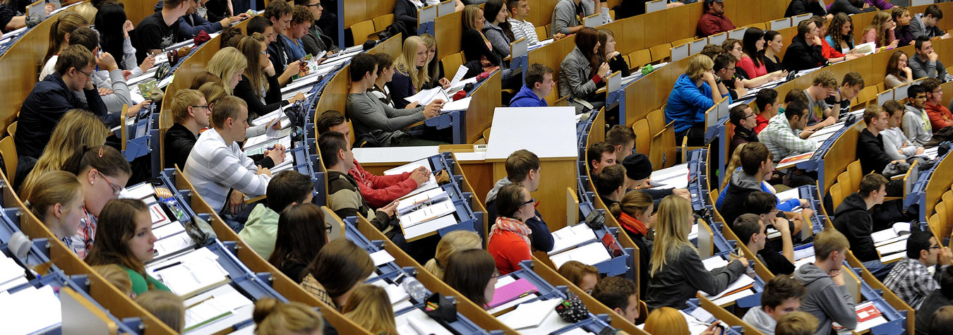 Vorlesung Audimax Viele Menschen sitzen in einem Hörsaal.