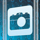 Digitale Transformation Auf einem dunkelblauen Hintergrund, der mit schwarzen 0en und 1en gespickt ist, sind mehrere App-Icons zu sehen, die auf weißumrandeten Displays dargestellt werden. Auf diese Displays zeigt der ausgestreckte Finger einer menschlichen Hand.