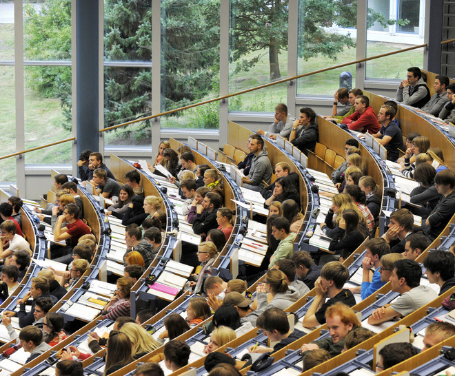 Studenten bei einer Vorleseung im Hörsaal (Audimax) Studenten bei einer Vorleseung im Hörsaal des Audimax'