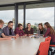 Lerngruppe Studierende sitzen mit Lernunterlagen am Tisch.