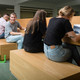 Rückenansicht sitzende Studierende mit TU-Logo Eine Rückenansicht von sitzenden Studierenden.