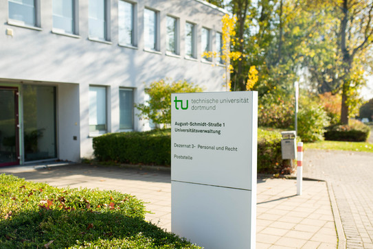 Schild mit Informationen zum Gebäude August-Schmidt-Straße 1