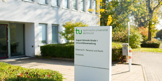 Schild mit Informationen zum Gebäude August-Schmidt-Straße 1