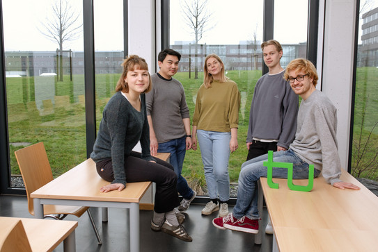 A group picture of students in a seminar room with the TU Dortmund logo.