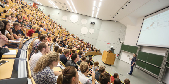 Vorlesung Hörsaal Studierende sitzen in einer Vorlesung im Hörsaal.