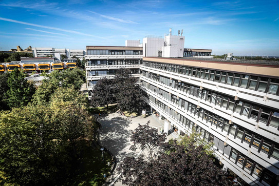 Building Emil-Figge 50 A long building surrounded by trees