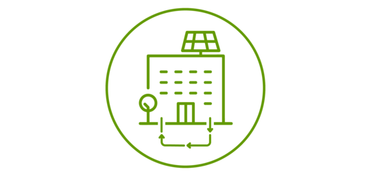 Grünes Icon eines Gebäudes mit symbolisierter Photovoltaikanlage und Wärmepumpe