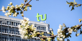 Kirschblüten vor dem Mathegebäude Kirschblüten und das Mathegebäude mit dem TU-Logo im Hintergrund.