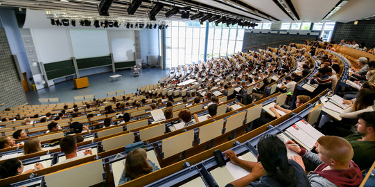 Studierende sitzen in einer Vorlesung im Audimax. 