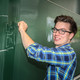 student_an_tafel Ein Student schreibt eine mathematische Gleichung an eine Tafel