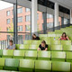 Mehrere Studierende sitzen im Hörsaal.