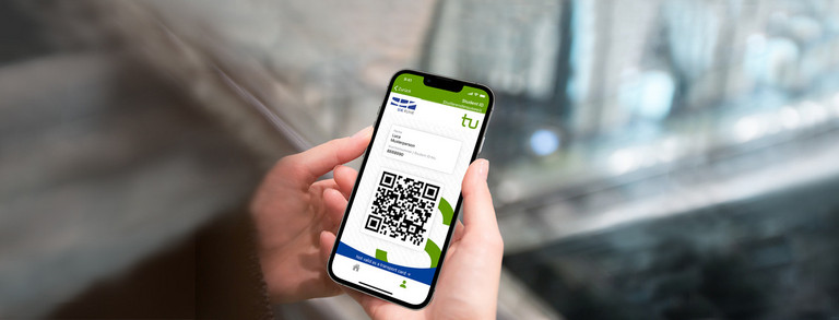 Zwei Hände halten ein Smartphone, auf dem die Student ID der TU Dortmund angezeigt wird.