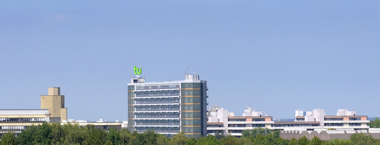 Panorama Campus Nord mit Mathetower und blauem Himmel