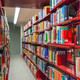 Bibliothek Rote Bücherregale in der Universitätsbilbliothek.