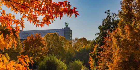 Das Gebäude der mathematischen Fakultät mit Bäumen in herbstlichen Farben.