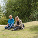 Studierende auf Wiese Zwei Studierende sitzen auf einer Wiese.