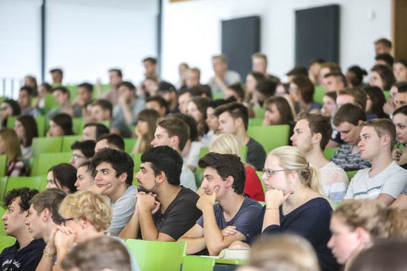 Seminarraumgebäude, Vorlesung, Studierende Studierende stützen bei einer Vorlesung im Seminarraumgebäude ihre Köpfe.