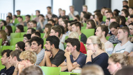 Studierende sitzen in einer Vorlesung im Hörsaal.